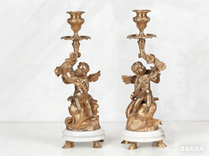 Par de Estatuas Pequeñas de Cupido Estilo Rococó, Doradas, de Latón Ormolu con Base de Mármol, 1 Candelabro, para Hogar y Religión - Product Image 2