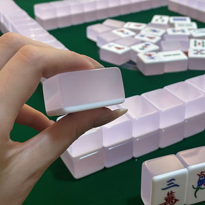 Juego de Mahjong Americano Clásico Personalizable en Acrílico Rosa y Rojo para 4 Jugadores, Eléctrico con Enchufe Europeo, Fichas para el Hogar, Disponible en Stock, Mesa de Juego - Product Image 3