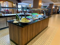 Comptoir de buffet incurvé LED au design moderne avec surface solide Korian, style boîte de nuit, pour hôtel, restaurant, école
