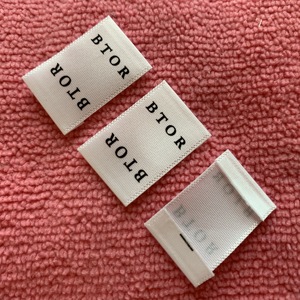 Étiquette de cou d'impression d'écran en soie, étiquette d'impression de satin de décolleté <span class=keywords><strong>pour</strong></span> des vêtements - Product Image 1