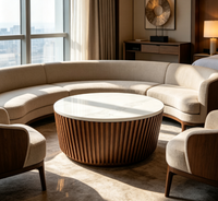 Table basse ronde pour projet hôtelier, plateau en pierre blanche, base en bois à lattes verticales, table centrale de luxe pour salon