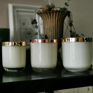 6oz 10oz 12oz vide fond rond brillant crème <span class=keywords><strong>blanche</strong></span> <span class=keywords><strong>bougie</strong></span> en verre de luxe <span class=keywords><strong>bougie</strong></span> avec couvercle en métal or rose - Product Image 1