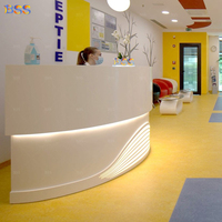 Comptoir d'accueil rond au design unique pour centre médical, comptoir d'information OEM, comptoir d'accueil commercial pour clinique dentaire et bureau