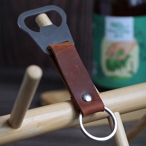 Porte-clés personnalisé en cuir avec ouvre-bouteille de bière - Product Image 1