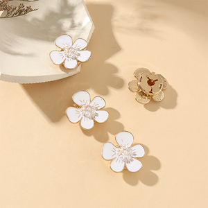 Oem ODM Tùy Chỉnh Chất Lượng Cao Nút Bao Gồm 3-Màu Hoa Hình Dạng Thiết Kế Mới Ngọc Trai Nút Trang Trí Cho Đám Cưới Quà Tặng - Product Image 2