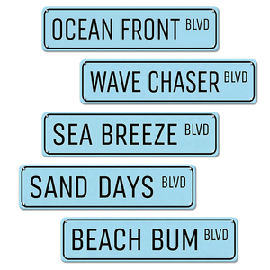 Panneau métallique long bleu clair « Beach Boulevard » avec texte « Ocean Front Sea Breeze » pour décoration murale - Product Image 1