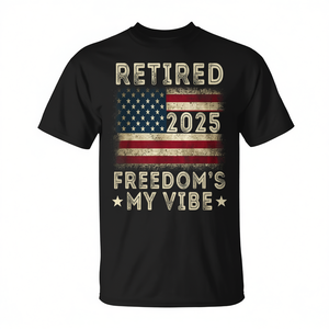T-shirt Retired 2025 Freedom's My Vibe con design della bandiera americana patriottica, camicia unisex da uomo e da donna - Product Image 2