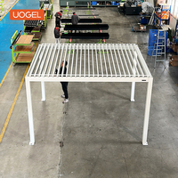 Pergola en aluminium économique Spring Oasis avec finition thermolaquée pour balcon, confortable, imperméable et offrant une ombre fraîche UOGEL M3-S