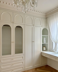 Armoire de vestiaire design <span class=keywords><strong>blanc</strong></span> français avec portes coulissantes cintrées et étagères ouvertes en verre, personnalisable pour atelier - Product Image 6