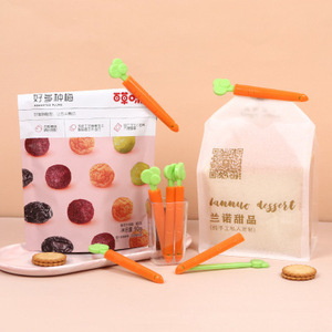 Carrot sealing clips for food bags, plastic cartoon snack bags, sealing <b>strips</b> with <b>magnets</b>, Korean style, 5-pack. - Product Image 1