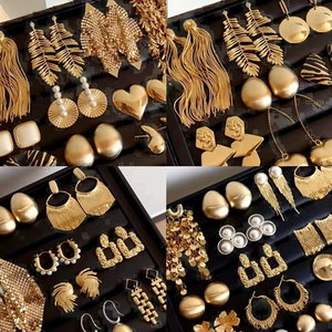 Orecchini a Cerchio con Zirconi, Stile Geometrico Placcato Oro in Lega, Design Trendy - Product Image 3