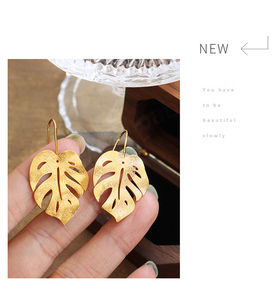 ต่างหูแฟชั่นหรูหรา ชุบทอง 18K สแตนเลส รูปใบไม้ สำหรับผู้หญิง - Product Image 2