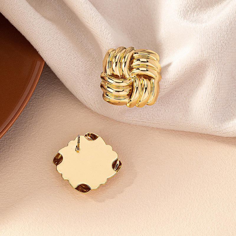 Épingles d'oreille dorées