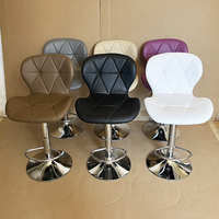 Tabouret de bar au design moderne et luxueux, avec dossier relevable, pivotant, sans accoudoirs, structure en acier, base en cuir sur piétement, à pieds hauts, usage commercial