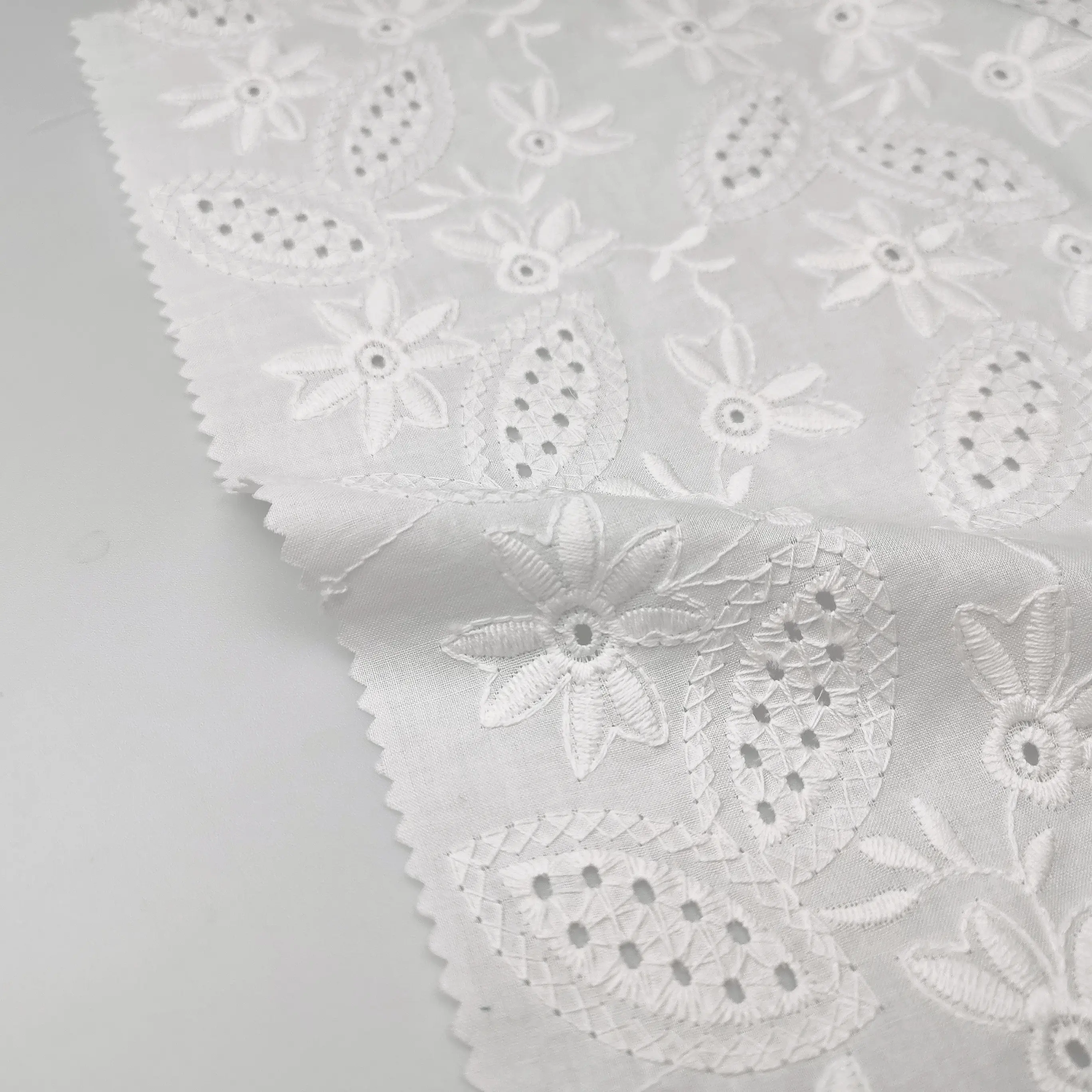 Oeillet blanc personnalisé OEM en coton, motif de feuille et de fleur, oeillet creux brodé, filet en dentelle, tissu pour robe de femme