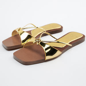 Xinzirain-<span class=keywords><strong>Sandalias</strong></span> <span class=keywords><strong>planas</strong></span> <span class=keywords><strong>con</strong></span> <span class=keywords><strong>adornos</strong></span> dorados para mujer, zapatillas de vestir, Punta abierta, de una línea, novedad - Product Image 1