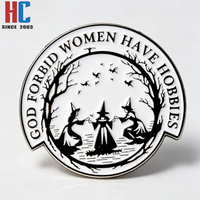 Broche Gótico de Metal Esmaltado Moderno Personalizado de Fábrica con 20 Años de Experiencia, con Diseño 'Dios no permite que las mujeres tengan hobbies' para Coven de Brujas