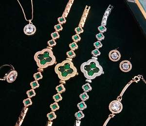 Juego de trébol de cuatro hojas explosivo, pulsera ligera de lujo con diamantes, TikTok reloj de cuarzo, reloj de joyería de cinco piezas, caja de regalo - Product Image 4