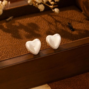 Boucles d'oreilles clous simples en imitation perle géométrique, plaquées or, tendance, haut de gamme, version coréenne, élégantes et raffinées - Product Image 5