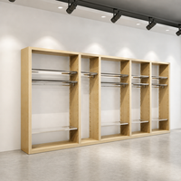 Étagère en verre avec cadre métallique brun foncé, porte-vêtements, barre de suspension, panneau arrière sur mesure