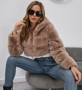 Veste en fausse fourrure à capuche pour femme, sur mesure, style court, manteau patchwork en fausse fourrure de lapin, manteau d'hiver, fournisseur en gros OEM. - Product Image 2