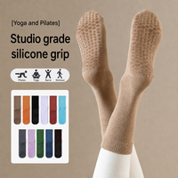 Chaussettes de yoga antidérapantes pour femmes, chaussettes de sport professionnelles mi-mollet antidérapantes pour Pilates avec texture de massage du pied pour la danse et le fitness