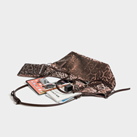 Sac fourre-tout de luxe pour femme, imprimé léopard ton sur ton, style hobo souple, texture daim, avec breloque étoile de mer et pompon