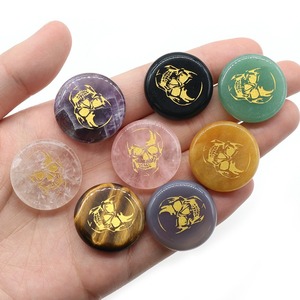 25Mm Đá Vòng Tấm Khắc <span class=keywords><strong>Skull</strong></span> Vàng Màu Tinh Thể Tự Nhiên Đá Agate Đá Khắc <span class=keywords><strong>Skull</strong></span> Cho Bàn Trang Trí Nội Thất Palm Lo Lắng Đá - Product Image 1