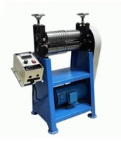 Machine de découpe industrielle de sangles en cuir, découpeuse de ceintures robuste, largeur réglable, équipement de découpe verticale motorisé
