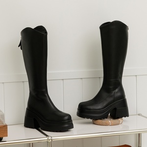 Bottines noires à plateforme, hauteur genou, talon épais de 9 cm, semelle en caoutchouc - Product Image 1