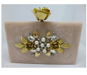 กระเป๋าถือและคลัทช์เรซิ่นสีขาวสุดหรู ดีไซน์คลาสสิก งานฝีมือประณีต พร้อมดีไซน์ทันสมัย เหมาะสำหรับงานแต่งงาน - Product Image 6