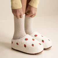 Pantoufles en feutre de laine blanches pour femmes avec logo personnalisé, broderie de fraises et semelle épaisse antidérapante pour un usage intérieur à la maison