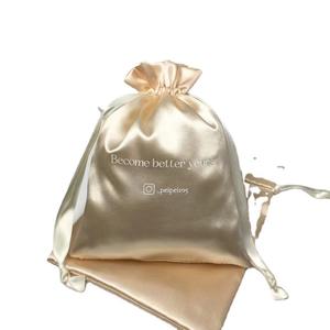 Petits sacs à cordon en soie imprimés sur mesure pochette en satin brun pour l'emballage des cheveux - Product Image 1