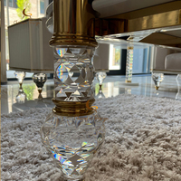 Table basse de luxe avec plateau en marbre, pieds en métal doré et cristaux, table de salon moderne pour hôtel, villa, salon