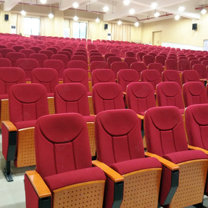 Chaises d'auditorium Manwa Expo HB652-3 en hêtre rouge jujube avec accoudoirs pour salle de théâtre scolaire - Product Image 1