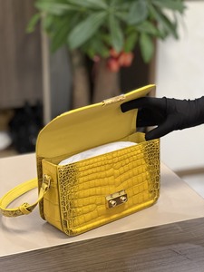 Sac bandoulière en cuir de crocodile du Nil jaune, design élégant et tendance, longueur de la bandoulière réglable - Product Image 5