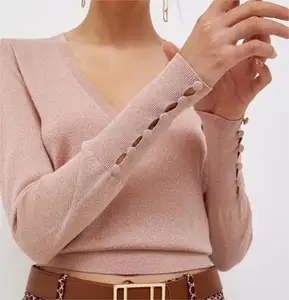 2024针织品制造商定制女式薄轻质袖口带纽扣切割v领粉色针织毛衣女式衬衫