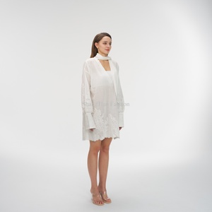 ชุดเดรส OEM สำหรับผู้หญิง คอวีลึก แขนยาว ปักลายตามสั่ง พร้อมผ้าพันคอ ชุดเดรสผู้หญิง สง่างาม - Product Image 3