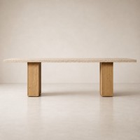 Ensemble de salle à manger rectangulaire en travertin design avec colonnes en chêne et chaises crème pour hôtels de charme et résidences privées