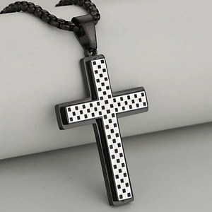 Collar con Colgante de Cruz de Acero Inoxidable con Diseño de Tablero de Ajedrez, para Hombre y Mujer, Clásico, de Doble Capa, Resistente al Deslustre, Impermeable, Amuleto Religioso - Product Image 3