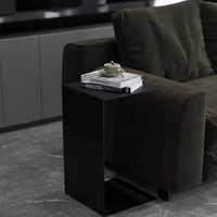 Table d'appoint minimaliste italienne, table de chevet en forme de C de style zen minimaliste, table d'angle mobile de luxe de designer