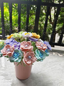 Ramo de Anémonas de Ganchillo Hecho a Mano de Primera Calidad - Exquisita Artesanía Floral Tejida <span class=keywords><strong>para</strong></span> Decoración de Hogar de Lujo y Exhibición en Mesa - Product Image 2