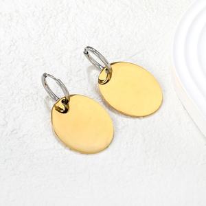 Boucles d'oreilles pendantes créoles en acier inoxydable plaqué or 18 carats, personnalisables avec plaque nominative gravée, étanches, pour femme - Product Image 3