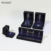 Caja de anillo LED de lujo con estampado de oro personalizado WEIMEI, paquete de manga ligera con papel especial de gamuza roja para diseño de cajón de joyería