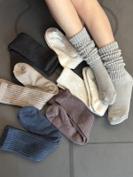 Chaussettes montantes douces et respirantes pour femmes, idéales pour le yoga et le pilates, avec logo personnalisé, qualité supérieure, fabriquées par des professionnels, confortables et côtelées.