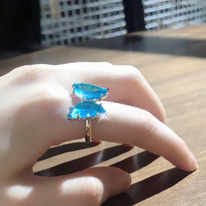 Cincin Kupu-kupu Akrilik Warna Hijau Putih Ungu Pink Baru yang Kreatif, Dapat Diubah Ukurannya, Cincin Berlapis Emas Kristal Bening - Product Image 3