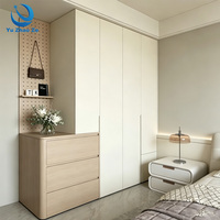 Armoire de chambre contemporaine de luxe pour l'organisation des vêtements, idéale pour les appartements urbains, les villas et les projets d'aménagement intérieur résidentiel