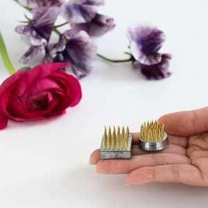 Wazakura P7 Kenzan Grande para Ikebana, Soporte Floral Cuadrado de Latón y Plástico, Kenzan Redondo de 23mm y 24mm - Product Image 2