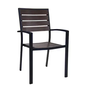 كرسي ذو ذراع خشبي عالي الجودة حديث تجاري للفناء للأماكن المغلقة والخارجية مصنوع من الألومنيوم والخشب البني لون الجوز ومصنوع من خشب القيقب كرسي للمطاعم والمقاهي - إسبريسو - Product Image 1