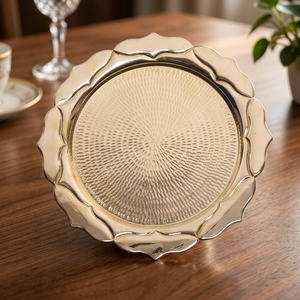 Plateau décoratif rond simple et élégant, plaqué or, avec bord festonné, design abstrait traditionnel, pièce unique - Product Image 2